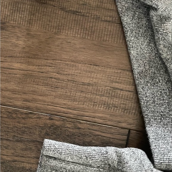 Bundle of 3 sweatshirts sized M. The grey one in the middle is cropped. - Picture 11 of 11